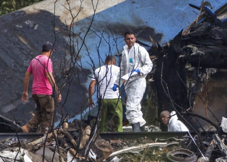 Forensic scientists and Interior Ministry agents remove the remains of a damaged Boeing 737 that crashed in Havana on May 18, 2018. Photo: Desmond Boylan / AP / Archive.
