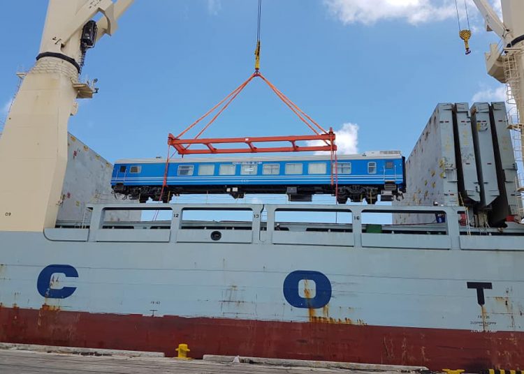 Unloading in the port of Havana of new Chinese cars for the Cuban railroad, on May 19, 2019. Photo:@JuventudRebelde / Twitter.
