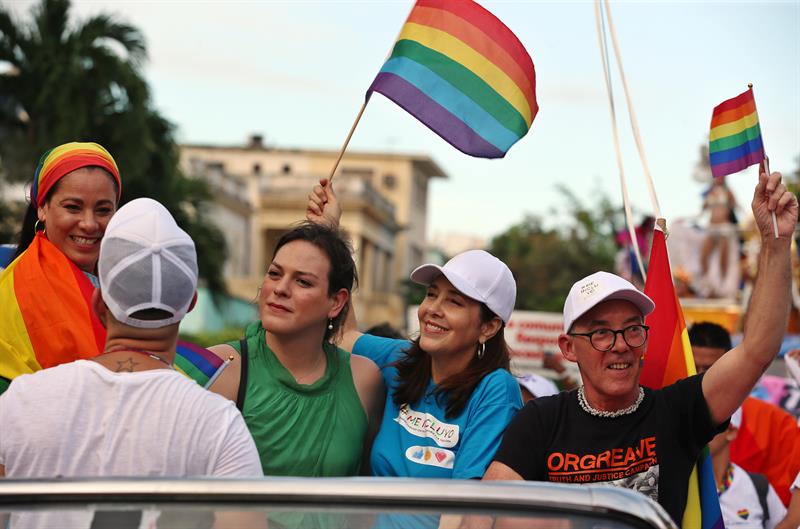 The director of the National Center for Sex Education (CENESEX), Mariela Castro, and Chilean actress Daniela Vega headed the Cuban Conga Against Homophobia in Havana in 2018. Photo: Alejandro Ernesto/EFE.