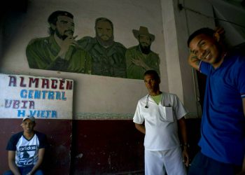 A break inside a warehouse in Havana, on Wednesday, April 17, 2019. Photo: Ramón Espinosa/AP.