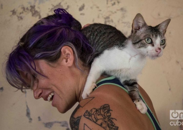 Lis Núñez with one of her cats. Photo: Otmaro Rodríguez.