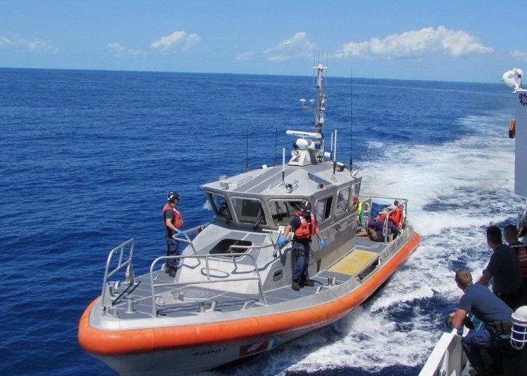 U.S. Coast Guard boat that transports Cuban migrants intercepted at sea. Photo: U.S. Coast Guard / EFE / Archive.