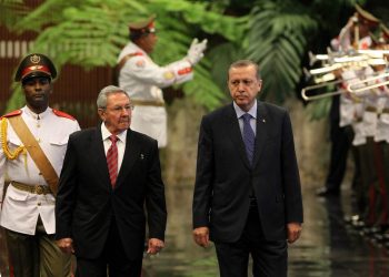 Turkish President Recep Tayyip Erdogan (r) with then Cuban President Raul Castro, during his visit to Havana in February 2015. Photo: EFE/Archive.