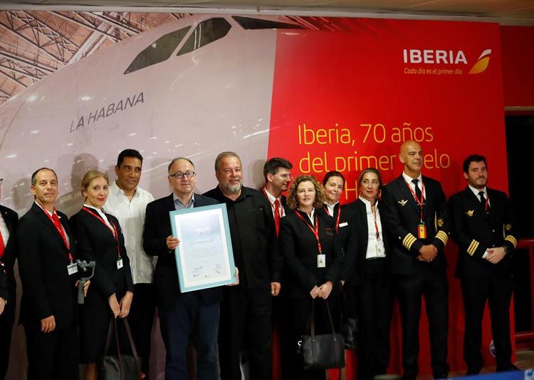 The president of Iberia, Luis Gallego (5l), shows an award given by Cuban Minister of Tourism Manuel Marrero (c) and Cuban Minister of Transportation Eduardo Rodríguez Dávila (4l), in the company of the crew of the 330/200 La Habana, for the 70th anniversary of the Spanish company’s first flight to Cuba, in Havana. Photo: Ernesto Mastrascusa/EFE.