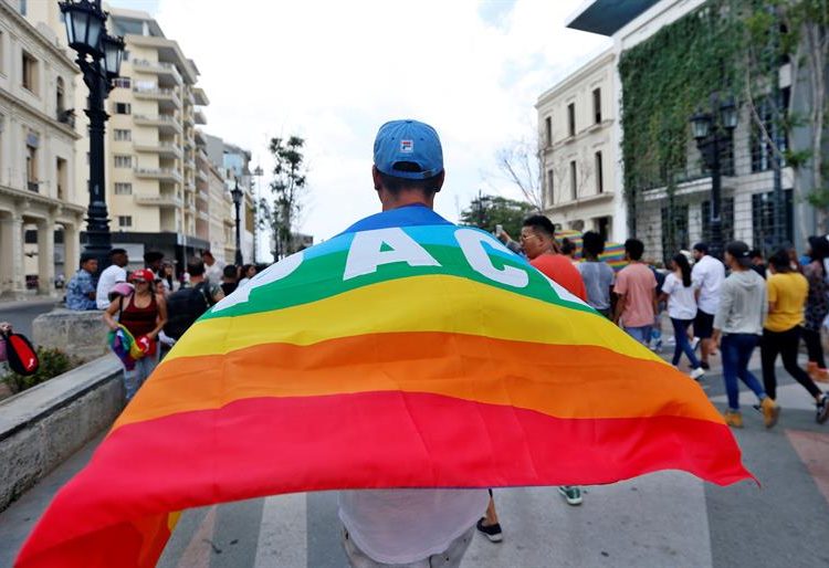 Activists for LGBTI rights participating in a march this Saturday May 11, 2019 along Paseo del Prado in Havana (Cuba). LGTBI activists and Cuban State Security Agents clashed this Saturday during an illegal demonstration called after the annual gay pride march organized by the official National Center for Sex Education (CENESEX), led by Mariela Castro, was canceled. EFE/Ernesto Mastrascusa