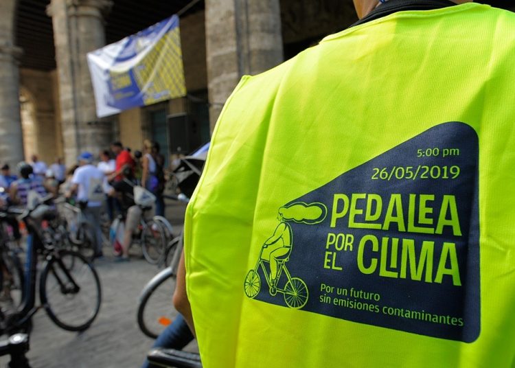 Pedaling against climate change. Photo: Néstor Martí.