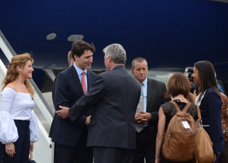 Upon his arrival to the island in November 2016, Justin Trudeau was received by Miguel Díaz-Canel Bermúdez, then first vice president of the Councils of State and of Ministers. Photo: Joaquín Hernández Mena / Trabajadores.