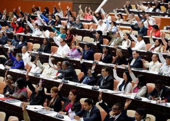 Voting during the plenary session of the Second Ordinary Period of the 9th Legislature of the Cuban Parliament, December 21, 2018. Photo: Ernesto Mastrascusa / EFE.