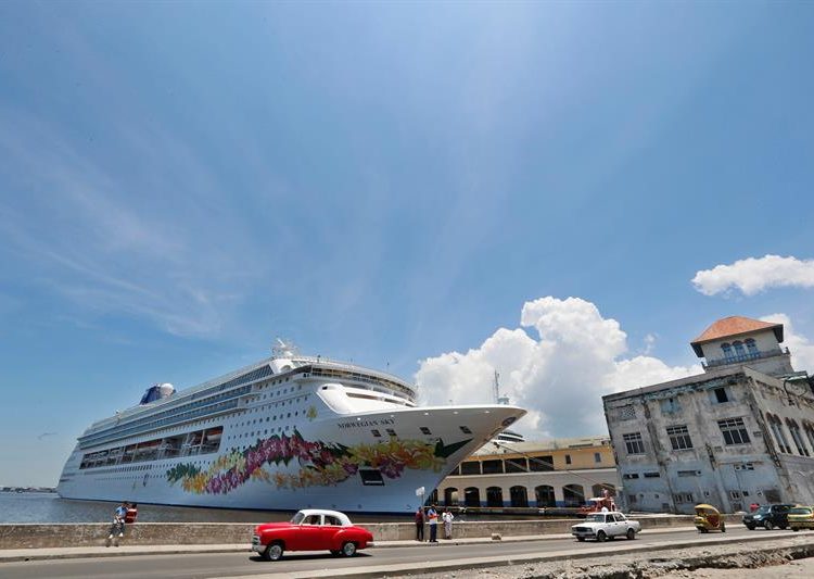 The U.S. government will ban starting this Wednesday cruises to Cuba and will restrict U.S. citizens’ cultural visits. Photo: Ernesto Mastrascusa / EFE.