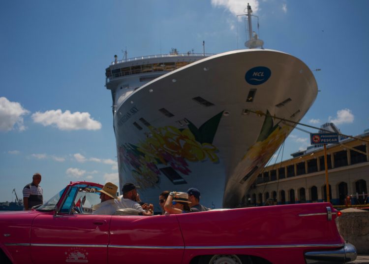 Tourists who recently disembarked from the Norwegian Sky, tour the city in a classic American convertible in Havana, on Tuesday June 4, 2019. The ship sailed this Wednesday in the early morning hours. Photo: Ramon Espinosa / AP.
