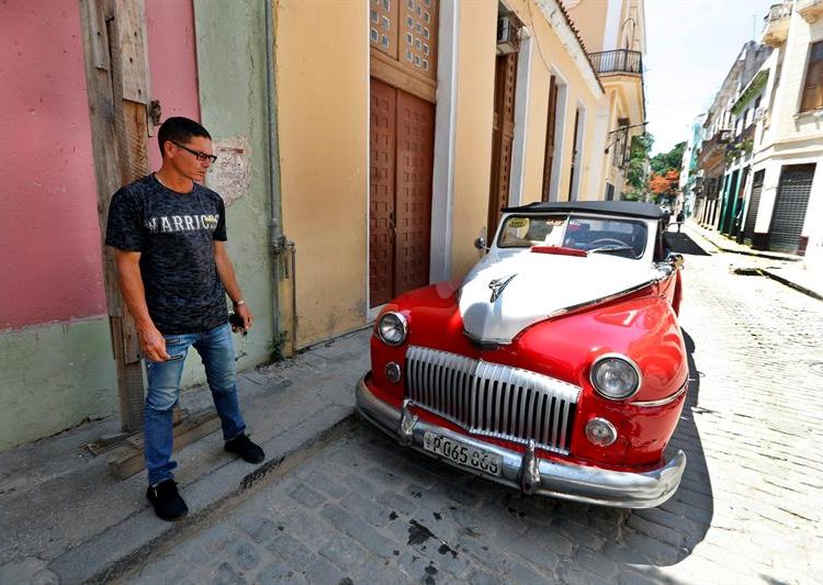 Julio César, driver of a classic car, answers EFE’s questions, on June 4, 2019, in Havana, Cuba. Photo: Ernesto Mastrascusa / EFE.