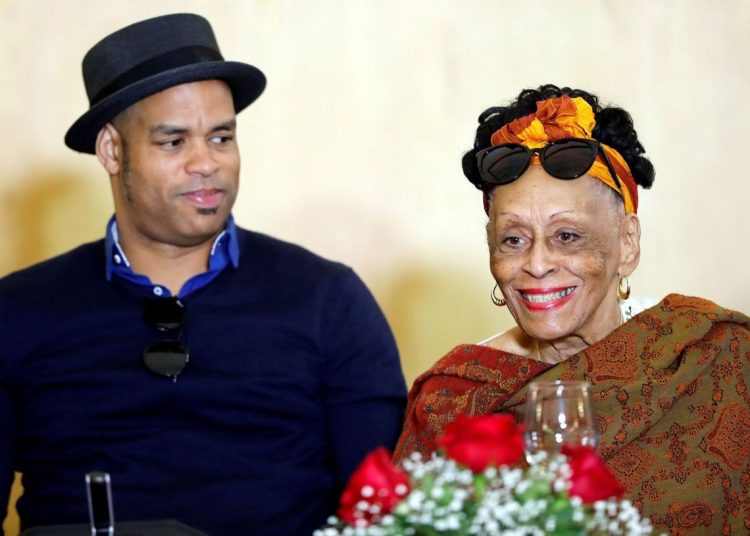 The legendary singer Omara Portuondo (right) and the Cuban pianist Roberto Fonseca (left) at a press conference in Havana, on March 29, 2019, about their upcoming world tour. Photo: Ernesto Mastrascusa / EFE.