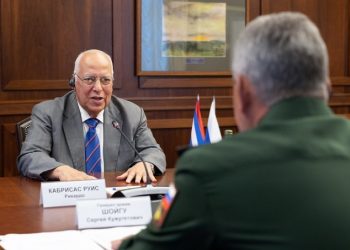 Cuban Vice President Ricardo Cabrisas (facing camera) talks with Russian Defense Minister Sergey Shoygu during a meeting in Moscow. Photo: @mod_russia / Twitter.