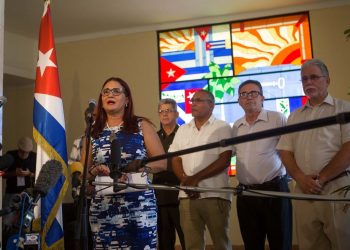 The deputy director for the United States of the Cuban Foreign Ministry (MINREX), Johana Tablada (l), speaks to the press in Havana about the study published by the University of Pennsylvania on Tuesday, July 23, 2019. Photo: Yander Zamora / EFE.