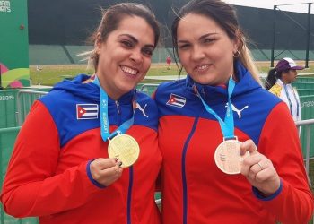 Laina Pérez, winner of the gold medal in the 10-meter air gun event, and Sheyla González, bronze medalist. Photo: István Ojeda/Juventud Rebelde.