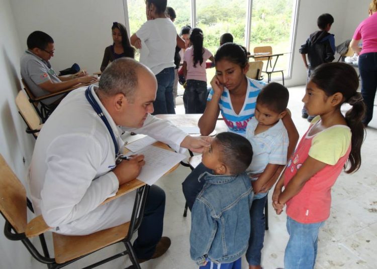 Cuban doctors in Honduras. Photo: educaciondiaria.org / Archivo.