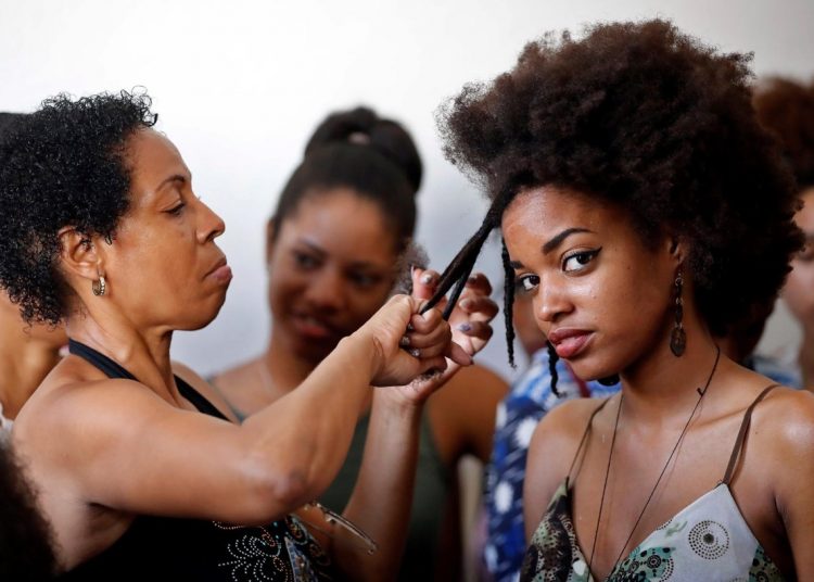 Several women perform hairstyling practices on June 29, 2019, in Havana. Photo: Ernesto Mastrascusa / EFE.
