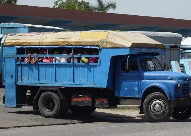 Private truck for passenger transportation in Cuba. Photo: sunkinindia.blogspot.com