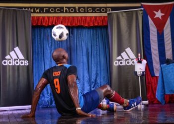 Erick Hernández breaks his record of control of the ball with his head from a sitting position at the Roc Barlovento Hotel, in Varadero, Matanzas, on August 17, 2019. Photo: Marcelino Vázquez / ACN.