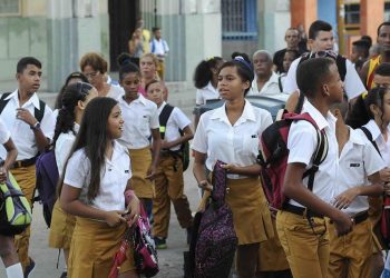 Junior high students in El Cerro, Havana. Photo: Roberto Morejón / ACN / Archive.