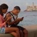A young couple connects to the internet from the Malecón seawall, on December 27, 2018, in Havana. Photo: Yander Zamora / EFE.