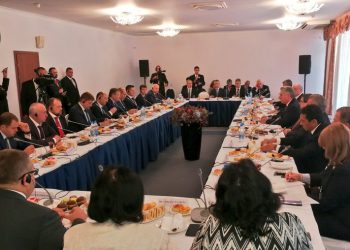 Miguel Díaz-Canel hosts a working breakfast with Russian businesspeople linked to important economic sectors such as transportation, energy, exports and tourism, among others. Photo: @PresidenciaCuba/Twitter.
