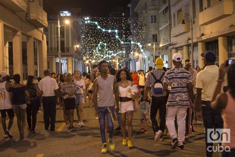 People flocked to Havana’s Galiano Street to see the lights donated by the Italian city of Turin. Photo: Otmaro Rodríguez.