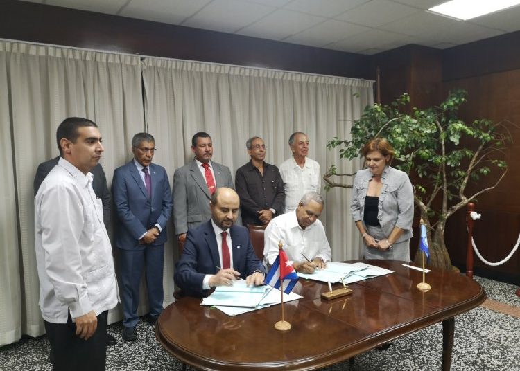 OFID Director-General Abdulhamid Alkhalifa (right) and Antonio Rodríguez, president of Cuba’s National Institute of Hydraulic Resources, sign a loan agreement. Photo: twitter.com/AntonioRdguezR