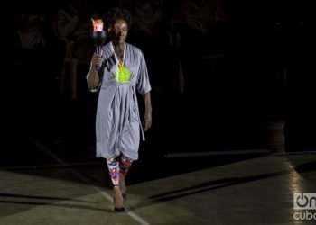 Ana Fidelia Quirot carries the symbolic Olympic torch to inaugurate the Clandestina parade. Photo: Otmaro Rodríguez