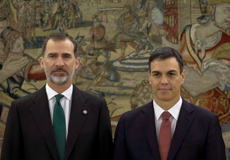 King Felipe VI and the acting president, leader of the PSOE, Pedro Sánchez. Photo: Emilio Naranjo/publico.es.
