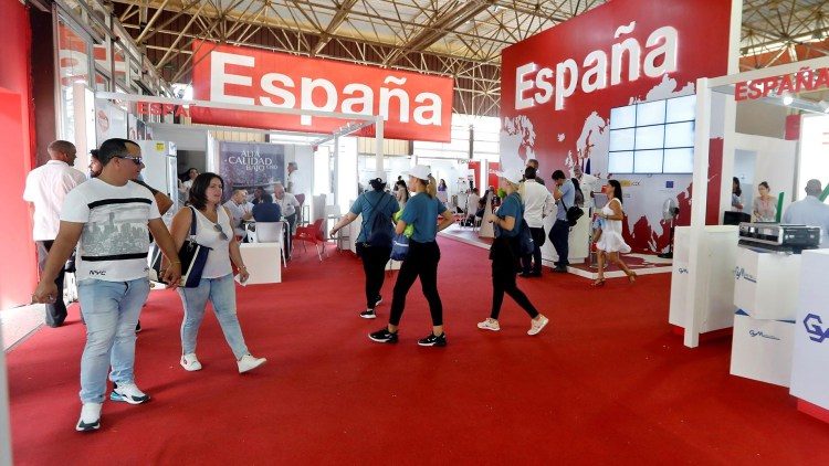 Several persons walk inside Spain’s pavilion on the first day of the Havana International Trade Fair (FIHAV 2019), inaugurated on Monday, November 4, 2019. Photo: Ernesto Mastrascusa / EFE.
