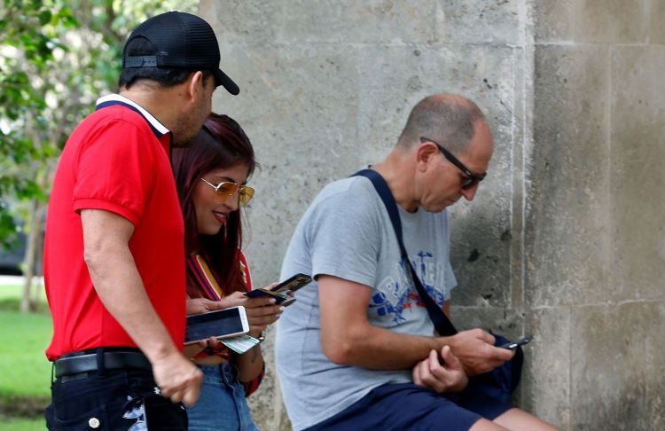 Cubans connected to the internet through their mobile devices. Photo: Ernesto Mastrascusa / EFE / Archive.