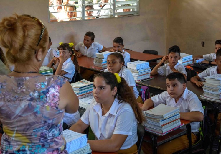 Junior High School in Cuba. Photo: Yaciel Peña / ACN / Archive.