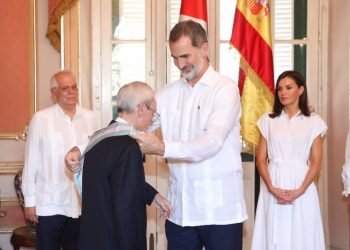 Felipe VI of Spain decorates historian Eusebio Leal with the Grand Cross of the Royal and Distinguished Spanish Order of Carlos III, in Havana’s Palace of the Captains General, on November 13, 2019. Photo: @CasaReal / Twitter.