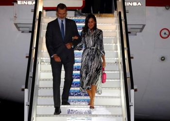 King Felipe VI and Queen Letizia on their arrival on the night of November 11 at José Martí International Airport in Havana, where they are beginning an official four-day trip to Cuba as part of the 500-year commemoration of the founding of Havana. Photo: Juan Carlos Hidalgo / EFE.