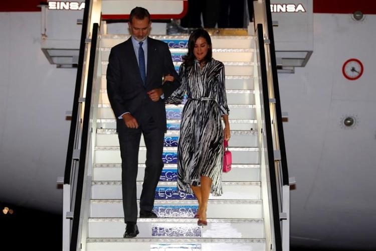 King Felipe VI and Queen Letizia on their arrival on the night of November 11 at José Martí International Airport in Havana, where they are beginning an official four-day trip to Cuba as part of the 500-year commemoration of the founding of Havana. Photo: Juan Carlos Hidalgo / EFE.