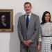 The king and queen of Spain, Felipe VI and Letizia, pose in front of Goya's Self-Portrait, during the visit to the Museum of Fine Arts in Havana. Photo: Juan Carlos Hidalgo / EFE.