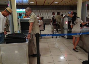 Customs at Havana’s José Martí International Airport. Photo: Raquel Pérez.
