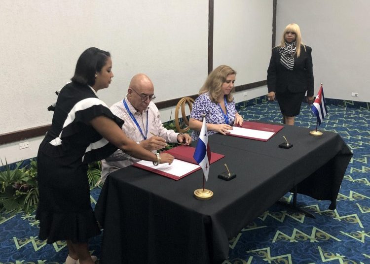 Carmen Gisela Vergara (2-r), director of the ProPanamá Agency for the Attraction of Investments and Export Promotion, and Roberto Verrier (2-l), director of the ProCuba Center for the Promotion of Foreign Trade and Investment, sign an agreement between both entities in Panama. Photo: @CastroVerrier/Twitter.