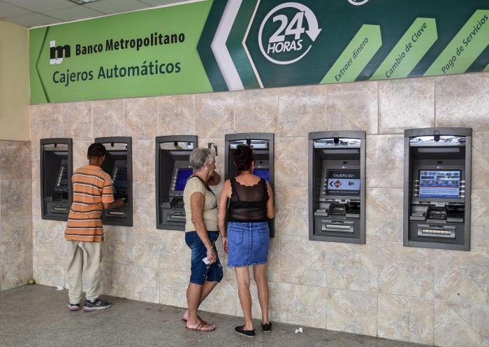 Cubans using ATM machines in Havana. Photo: Granma / Archive.