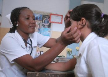 Nurse doing her job in Cuba. Photo: Yaciel Peña / ACN / Archive.