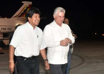 Evo Morales (left) is received at Havana’s airport by Cuban President Miguel Díaz-Canel on the night of January 31, 2019, when he was still president of Bolivia. Photo: Granma / Archive.