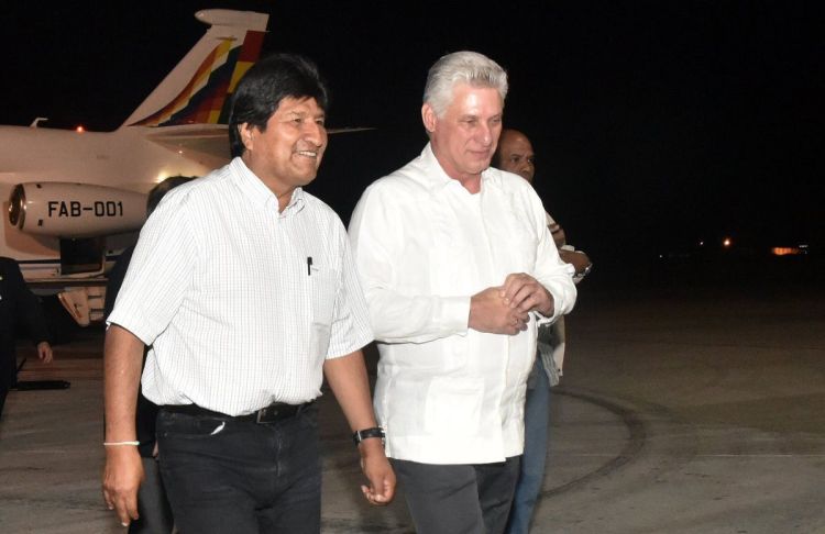 Evo Morales (left) is received at Havana’s airport by Cuban President Miguel Díaz-Canel on the night of January 31, 2019, when he was still president of Bolivia. Photo: Granma / Archive.