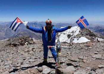 Cuban mountaineer Yandy Núñez on top of Aconcagua, in Argentina, the highest mountain in the Americas. Photo: Yandy Núñez's Facebook profile.
