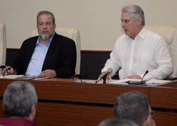 Cuban Prime Minister Manuel Marrero (l) with President Miguel Díaz-Canel, at the first meeting of the island’s new Council of Ministers. Photo: @DiazCanelB / Twitter.