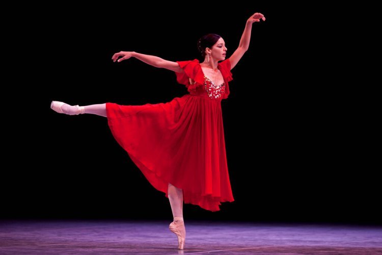In this photo of October 28, 2012, Cuban dancer Viengsay Valdés performs at the inauguration of the 23rd International Ballet Festival, in Havana’s National Theater. Photo: AP/Ramón Espinosa/Archive.