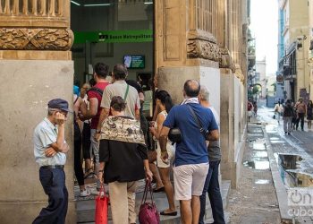 Cubans queue outside a branch of the Metropolitan Bank in the historic center of Havana. Photo: Otmaro Rodríguez.