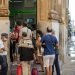 Cubans queue outside a branch of the Metropolitan Bank in the historic center of Havana. Photo: Otmaro Rodríguez.