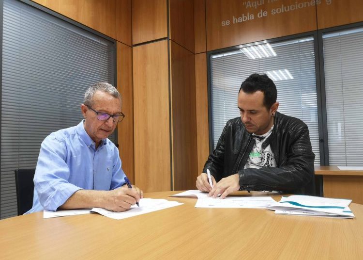 Octavio Melián (l) and Pau Quiles (r) sign the agreement to benefit Saharawi students in Cuba. Photo: noticiasfuerteventura.com