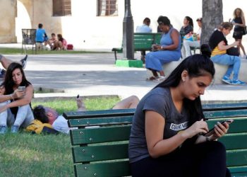 Several persons use their mobile phones in a park with Internet connection via public Wi-Fi, on December 27, 2018, in Havana. Photo: Ernesto Mastrascusa / EFE / Archive.